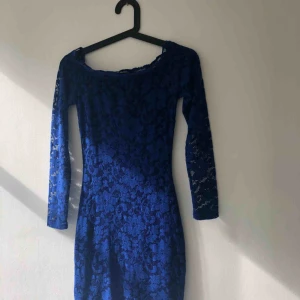  - Off-shoulder-klänning (svårt att visa när den hänger på galge) Nelly trend  Storlek XS