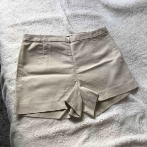  - Beige shorts.  Har haft de många gånger.  Pris kan förhandlas.