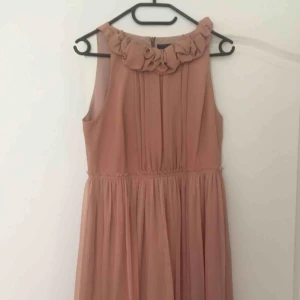 Rosa Zara klänning - Finklänning från zara. Använd en gång. Går till knäna nästan. Perfekt för sommaren. Kan frakta eller mötas upp i Malmö/Lund.