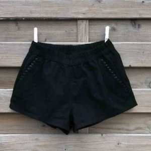  - Svarta mocka shorts från H&M, använda ett fåtal gånger så i vädligt bra skick💞 har en "skinn" detalj vid fickorna, resor i midjan, är vädligt sköna☺️