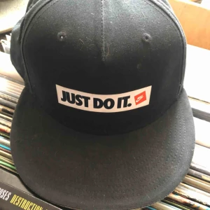  - Nike keps i fint skick. One Size. Hämtas i Uppsala eller skickas mot fraktkostnad