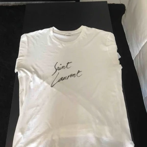  - Säljer en av mina absolut favorit tees från Saint Laurent storlek S passar M lite oversized som sagt! Retail: 3400