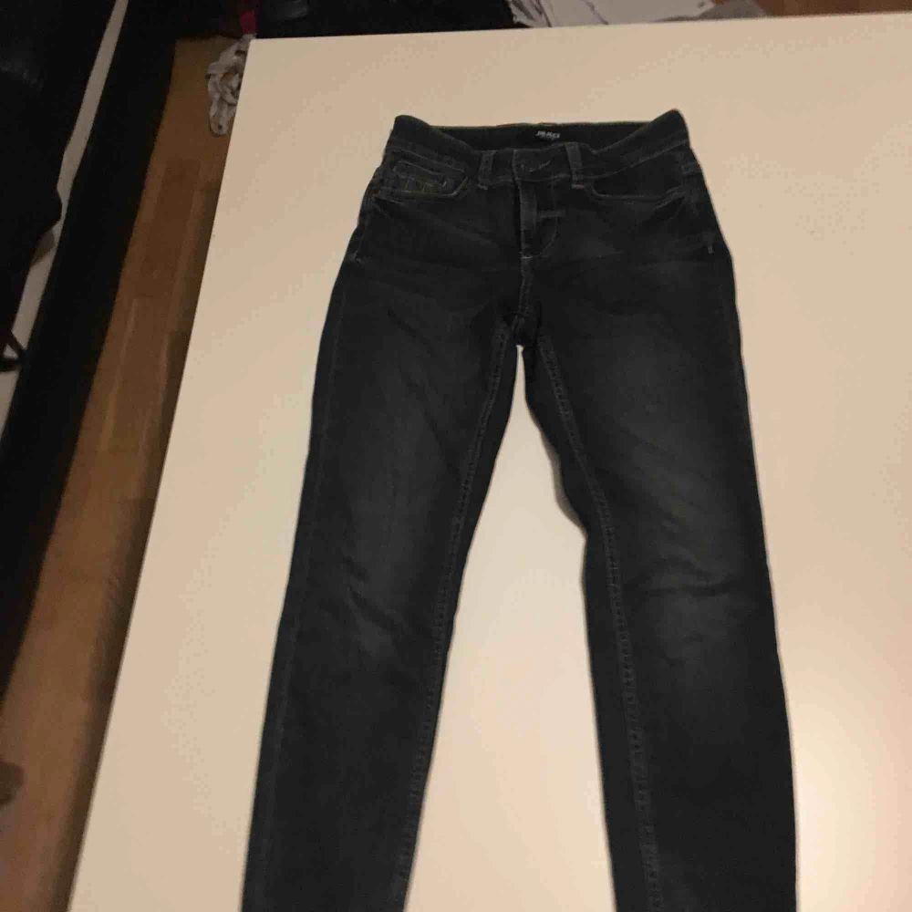 Ett par mörkblåa jeans som nya med en dragkedja i bak av smalbenet. Jeans & Byxor.