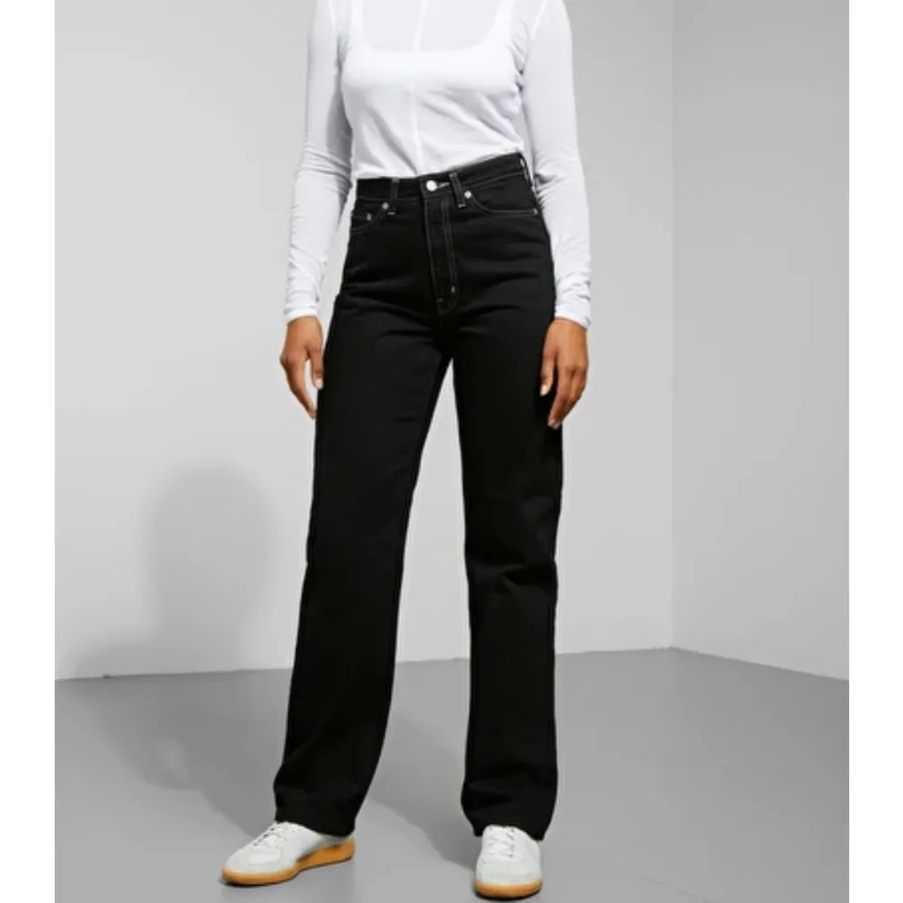 I princip nya Row jeans från Weekday Säljer pga jag har EXTREMT långa ben (är 181 cm) och önska att de var mer oversize :/  Säljer ett par liknande fast i jeans färg     Finns inga dumma frågor, så våga fråga :)    Har massor av annonser ute så kolla in, jag samfraktar gärna!   Fraktar spårbart om så önskas, kan också mötas upp i Stockholm . Jeans & Byxor.
