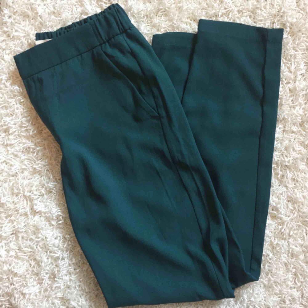 Skitsnygga gröna byxor från Holly | Plick Second Hand