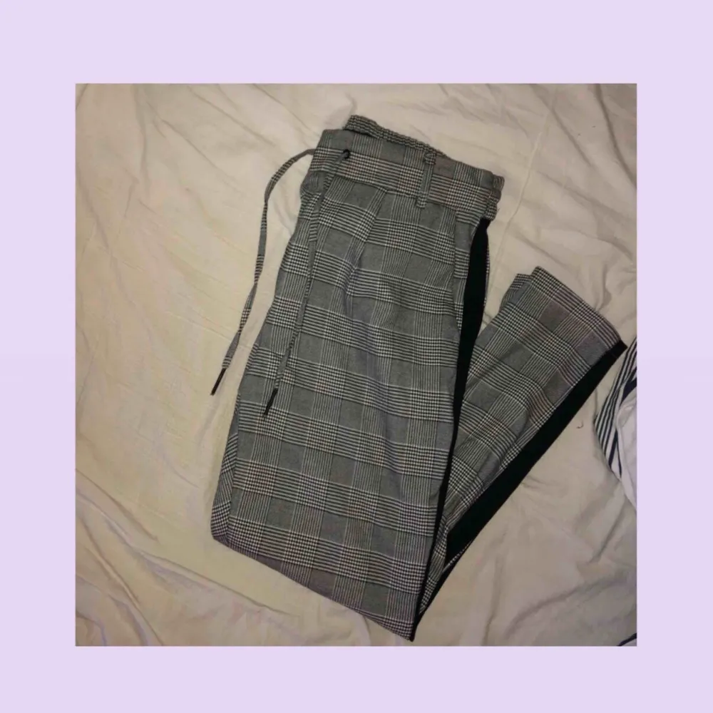 Fina kostymbyxor från ONLY i lite mjukare material || storlek S längd 32 || använda 1-2 gånger || nypris 399 säljer för 150 kr + frakt . Jeans & Byxor.