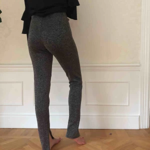  - Snygga glittrer byxor från Bikbok 