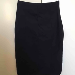  - Mörkblå pennkjol. Slits bak. 📬 Frakt 63 kr.