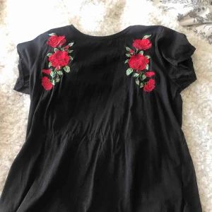  - Fin T-shirt med blom tryck, sällan använd. Kan mötas upp i Uppsala
