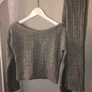  - Kabelstickat set Aldrig använt  Skulle säga att det passar någon kort 165 och neråt typ Hela byxorna kom inte med på bilden! Köpte för 300kr Köparen står för frakten