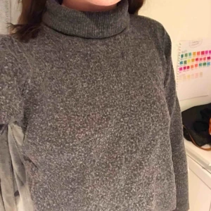  - Skitsnygg typ stickad ish mörkgrå långärmad. Har som en lång polokrage som kan vikas ned. På lappen står det L men jag råkade tvätta för varmt så krympte rejält och passar nu s. Ganska kort i ärmarna och magen. Bra skick inga nopprar utan ska se ut så.
