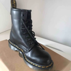  - Sjukt snygga Dr. Martens 1460 Smooth Leather black. Endast använda två gånger av mig så i nyskick. Storlek 37. 