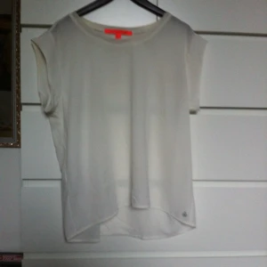 Vit, något transparent tröja från mango, aldrig använd  - Vit, något transparent tröja från mango, aldrig använd 