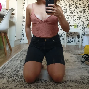  -  Gulligt persikofärgat typ linne/crop top. Från pull and bear.