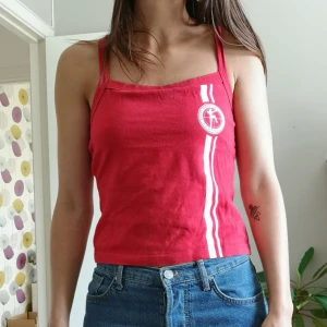  - Sport accociation, sportig röd top. 