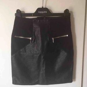  - Tight kjol skinimitation Strl 32 motsvarar XXS/XS  Dragkedja i bak   Som ny, knappt använd Vid intresse och frågor är de bara att skriva.