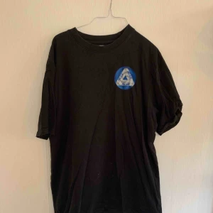  - Palace tshirt! Bra skick, dock ngt smuts på framsidan som inte går bort i tvättmaskinen tyvärr! Syns knappt & kanske går bort på annat sätt har bara inte provat! :) se bild 3!