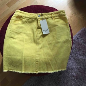  - Kjol från Boohoo. Storlek L med mer som S/M