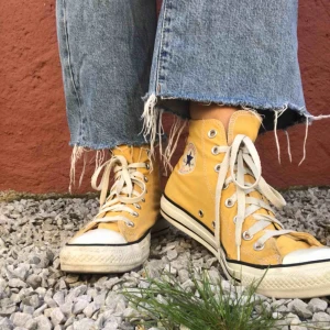  - Gula Converse. Använda men i bra skick. 