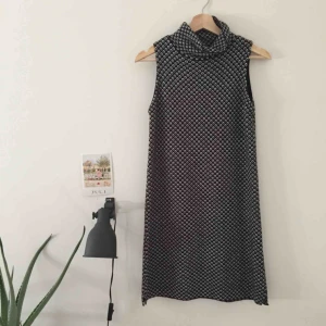  - Ärmlös klänning med polokrage, inköpt secondhand. 