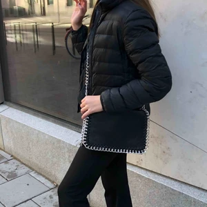  - Den populära väskan från scorett. Köpte den för något år sedan o har används mycket, men fortfarande i väldigt fint skick! Sista bilden är från någon vecka sedan. (Den stora modellen)