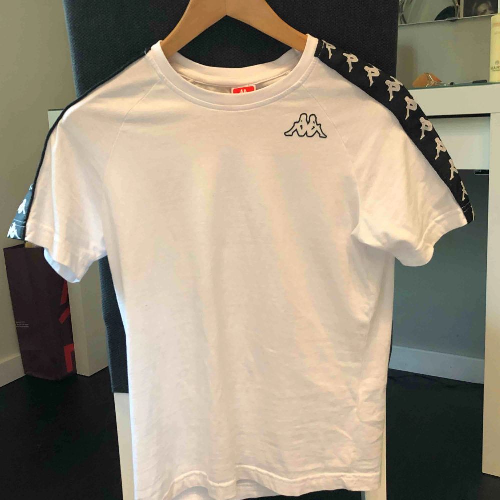 Snygg tshirt från Kappa! frakt tillkommer på ca 30kr. . T-shirts.