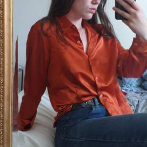 Skjorta i fantastisk orange färg. Lätt figursydd. Storleken är en Italiensk 46