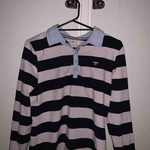  - Hampton Republic tröja, Strl. S. Randig i marinblå/ljusrosa. Köpte utan att prova först, så den visade sig vara lite för stor, den används därför aldrig.💖 Inte köpt i nyskick, men sparsamt använd. Fler bilder kan skickas vid förfrågan