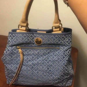  - Äkta Tommy Hilfiger  Mycket fin använd inte ofta . Mitt pris är 150 Frakt kostar  65 kr ☺️ har Swish 