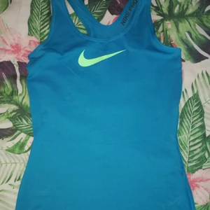  - Bild 1 : Storlek S. Nike Pro 150 kr Bild 2 : Storlek M. Långärmad tjocktröja för träning.  Bild 3 : Storlek S. Tunnare långärmad tröja för träning. 