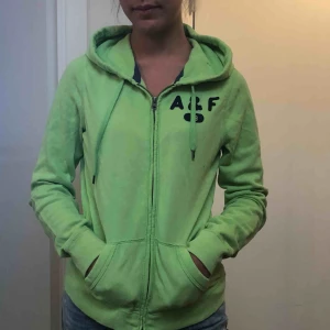  - Tjocktröja från a&f. Bara legat i garderoben, något mer limegrön i verkligheten