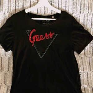  - T-shirt från guess, använd ett fåtal gånger. Köpt i Amsterdam 