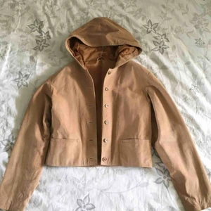  - Jacka i mocka, lite kortare modell, strl 34 men känns mer som S. Finns en liten svart/grå fläck på ena ärmen.