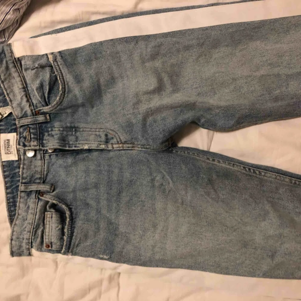Säljer dessa assnygga jeans från zara. Bara använt fåtal gånger (2/3ggr) säljer pga förstora  . Jeans & Byxor.
