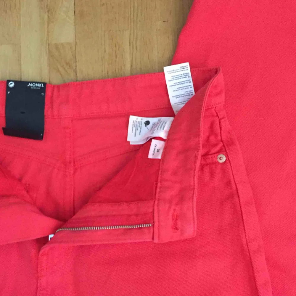 Snyggt somriga röda jeans från monki. Modellen heter Taiki. Aldrig använda.. Jeans & Byxor.