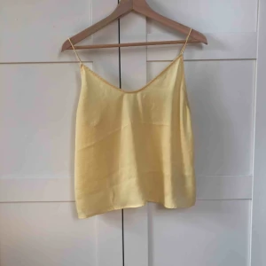  - fin gul topp i silkesliknande material!! fint skick!! 