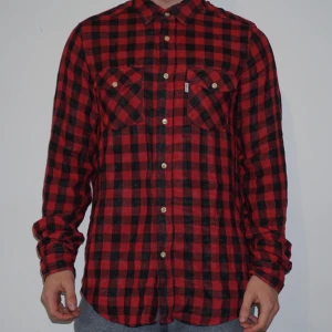  - Skjorta från Carlings. Passar som L. Väl använd.