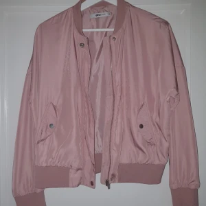  - Dovrosa bomberjacka från ginatricot i storlek 34. En liten fläck på mudden på framsidan annars fint skick. Frakt 45 kr betalning via swish