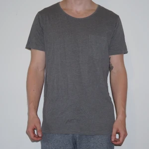  - T-Shirt från Essential. Använd fåtal gånger.