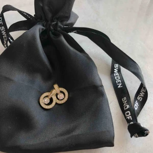  - Superfina örhängen från SNÖ of sweden. Kommer aldrig till användning då jag endast använder silversmycken.. 100 kr inkl frakt! (Ord 249 kr) 🌟