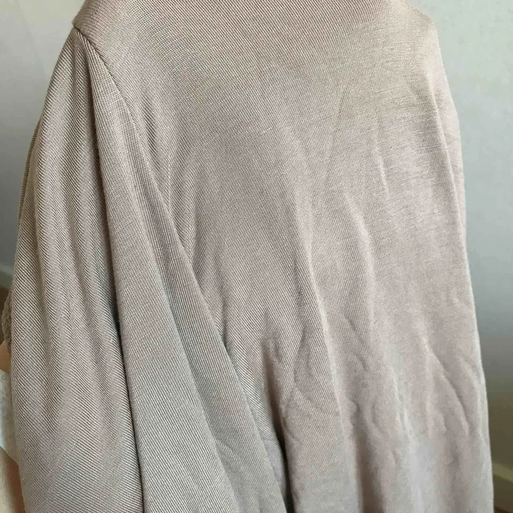 Tightsen är i bra kvalité, med dubbla lager vilket gör de lite tjockare och inte genomskinliga. De är i en mörkare nude, och inte gråa som det kan se ut på bild. Slutar strax över anklarna. 95% Rayon, 5% Spandex. ✨Köp 3, betala för 2✨. Jeans & Byxor.