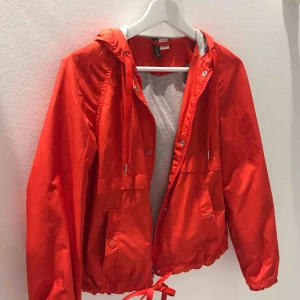  - Röd vindjacka i fint skick.☺️ Köpt för 350kr på h&m förra året. 