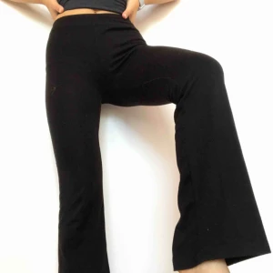  - Trendiga Mjukisbyxor i bra skick, säljer pga att jag använder allt för sällan, svarta och därför är det lätt att matcha med allt, mycket bekväma. Frakt tillkommer