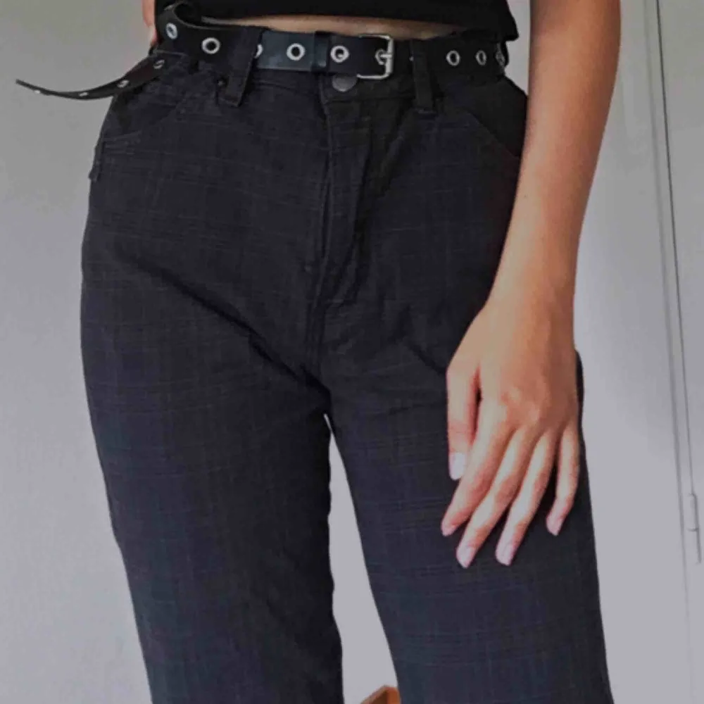 coola byxor köpta second hand, har ett fint rutigt mönster som man kan se på sista bilden :). frakt tillkommer på 55kr. Jeans & Byxor.