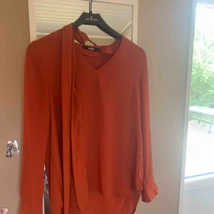  - En orange/röd blus från bik bok, inte använd. Finns ett snöre du kan välja att knyta eller inte, fint tilläg.😊
