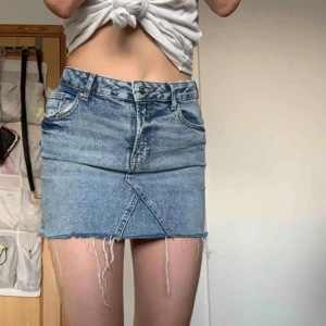  - Min älskade jeanskjol som tyvärr inte kommer till användning längre. Stlrk 32 (oklart) men liite för liten för mig som är S/M så passar nog XS och S bäst.  Möter i Sthlm och fraktar - swish 🌸