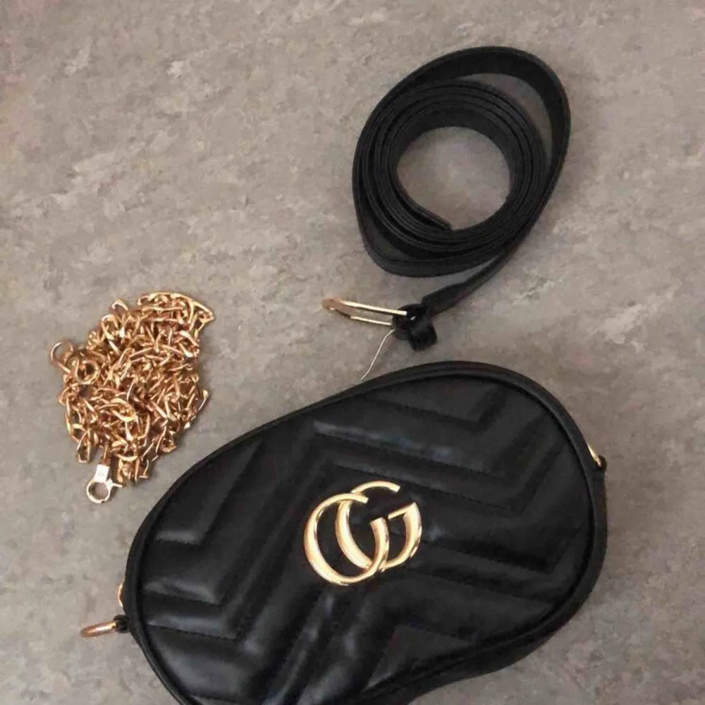 Fake Gucci midjeväska/väska, helt oanvänd. . Väskor.