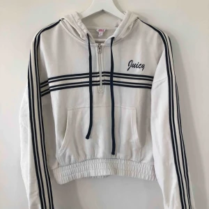  - Tröja med luva från Juicy couture. Använd några gånger men den är fortfarande fin. Tröjan är lite kortare så den slutar under naveln. Använder aldrig längre, därför säljer jag den. Frakt tillkommer:)