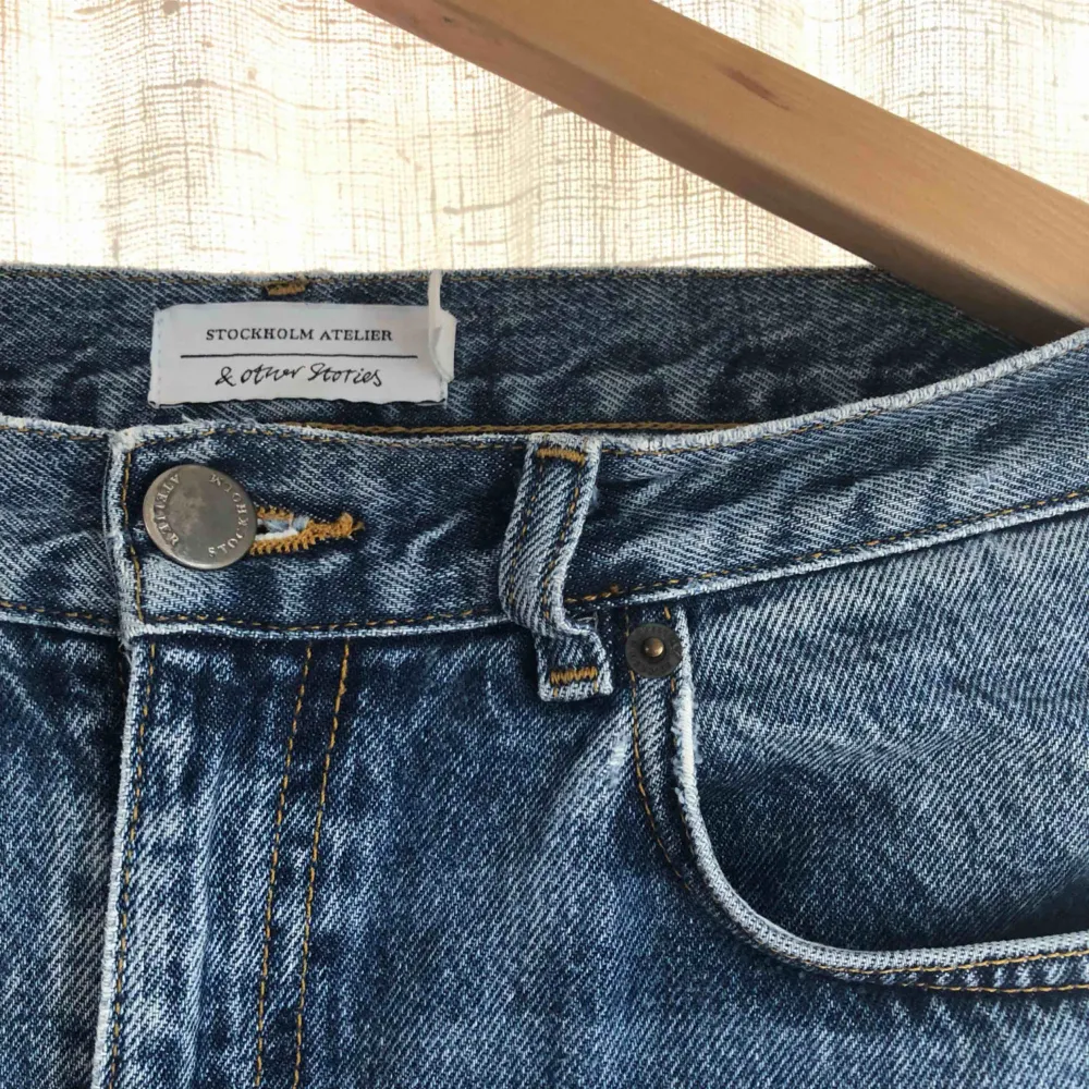 & OTHER STORIES jeans straight. Inköpspris 790kr. Har ett litet hål insida ben som ej syns annars bra skick! Priset är exklusive frakt, köparen står för frakt!. Jeans & Byxor.