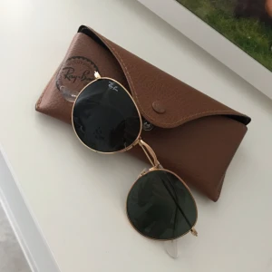  - Nästintill oanvända solglasögon från ray ban.  Putsduk och fodral medföljer.    Priser är diskuterbart vid snabb & smidig affär 